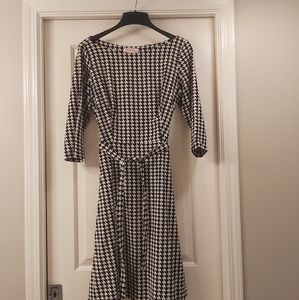 Houndstooth pattern dress with 3/4 length sleeves